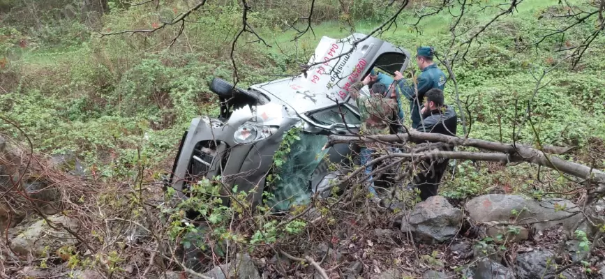 Ավտովթար՝ Սյունիքի մարզում․ 38-ամյա վարորդը «Suzuki Alto»-ով դուրս է եկել ճանապարհի երթևեկելի գոտուց և քարերին ու ծառերին բախվելով մի քանի պտույտ գլիվայր շրջվելով կողաշրջված հայտնվել ձորում․ կա վիրավոր․ ՖՈՏՈՌԵՊՈՐՏԱԺ, ՏԵՍԱՆՅՈՒԹ