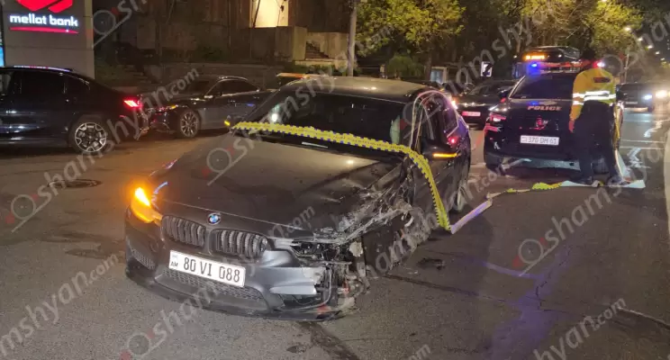 Ավտովթար՝ Երևանում․ Չարենցի փողոցում բախվել են «BMW»-ն և «Honda Fit»-ը․ կան վիրավորներ․ «BMW»-ի անվահեծաններից մեկը կոտրվել է ու շպրտվել․ ՖՈՏՈՌԵՊՈՐՏԱԺ, ՏԵՍԱՆՅՈւԹ