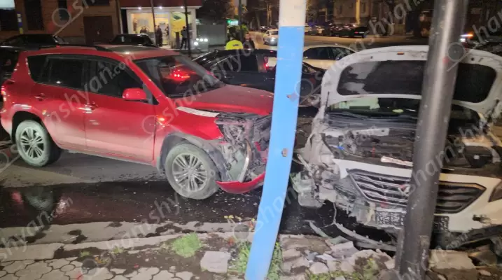 Խոշոր ավտովթար՝ Երևանում․ բախվել են «Lexus RX350»-ը, «Toyota RAV4»-ը և  «Hyundai Sonata»-ն․ 1 հոգի հետազոտման նպատակով դիմել է հիվանդանոց․ ՖՈՏՈՌԵՊՈՐՏԱԺ, ՏԵՍԱՆՅՈւԹ