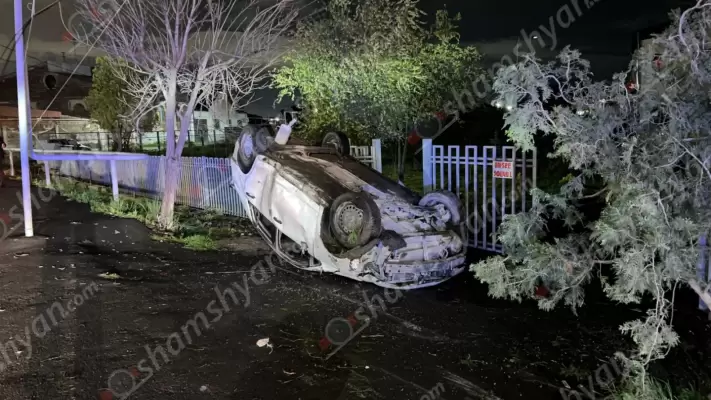 Խոշոր ավտովթար՝ Արմավիրի մարզում. «Nissan Tiida»-ն Փարաքարի դպրոցի մոտ կոտրել է ցուցանակն ու գլխիվայր հայտնվել դպրոցի ճաղավանդակների մոտ. ՖՈՏՈՌԵՊՈՐՏԱԺ, ՏԵՍԱՆՅՈւԹ