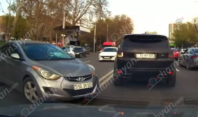 ԲԱՑԱՌԻԿ ՏԵՍԱՆՅՈւԹ. Երևանում «Range Rover»-ը և «Hyundai»-ն կոպիտ կերպով խախտում են երթևեկության կանոնները՝ վթարային իրավիճակ ստեղծելով մյուս վարորդների համար. Երևանի գնդի պարեկները ժամերի ընթացքում հայտնաբերեցին օրինախախտներին․ ՖՈՏՈՌԵՊՈՐՏԱԺ