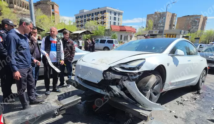 Երևանում «Հարսնաքար» ռեստորանային համալիրի մոտ «BMW X5»-ի, «Tesla»-ի և «Toyota»-ի վթարի հետևանքով հիվանդանոց տեղափոխված 3 վիրավորներից «Toyota»-ի վարորդը գիտակցության չգալով մահացել է․ ՖՈՏՈՌԵՊՈՐՏԱԺ, ՏԵՍԱՆՅՈՒԹ