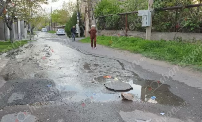 Գարշահոտ իրավիճակ Նուբարաշենում․ դիտահորից 2 օր է կեղտաջուրը մի քանի կմ հոսում է՝ լցվելով բնակիչների ավտոտնակներ ու նկուղներ․ «Վեոլիա Ջուր»-ին ու Նուբարաշենի թաղապետին կարծես չի մտահոգում, որ կա համաճարակի վտանգ․ՖՈՏՈՌԵՊՈՐՏԱԺ, ՏԵՍԱՆՅՈՒԹ