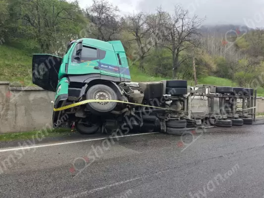 Խոշոր ավտովթար՝ Լոռու մարզում․ Փամբակում հեղուկ գազ տեղափոխող «Iveco» բեռնատարը բախվել է քարե պատնեշին, ինչի հետևանքով կցորդիչի հատվածը կողաշրջվել է և առաջացել է դիզվառելիքի արտահոսք․ ՖՈՏՈՌԵՊՈՐՏԱԺ, ՏԵՍԱՆՅՈւԹ