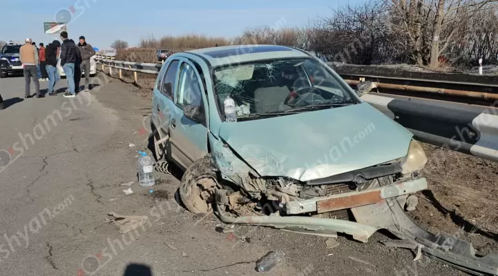 Ավտովթար՝ Կոտայքի մարզում․ ընթացող «Գազել»-ի թափքից մեղվափեթակի կափարիչը ընկել է ճանապարհի երթևեկելի գոտում, ինչի հետևանքով բախվել են «Kia Optima»-ն և «Opel Corsa»-ն․ կա վիրավոր․ ՖՈՏՈՌԵՊՈՐՏԱԺ, ՏԵՍԱՆՅՈւԹ