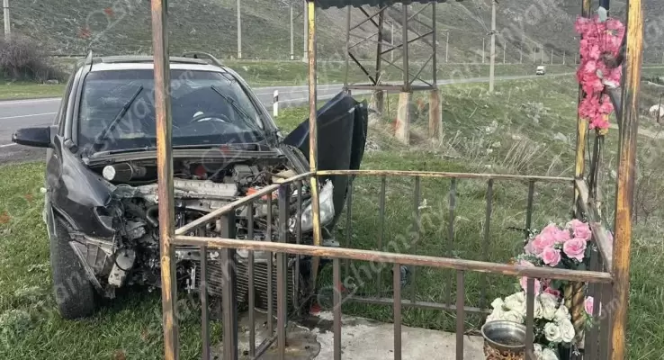 Ավտովթար՝ Գեղարքունիքի մարզում․ 47-ամյա վարորդը «Opel Zafira»-ով բախվել է բարձրավոլտ էլեկտրասյան բետոնե հատվածին, ապա հուշաքարի շուրջ տեղադրված երկաթե ճաղավանդակին․ կա վիրավոր․ ՖՈՏՈՌԵՊՈՐՏԱԺ, ՏԵՍԱՆՅՈւԹ