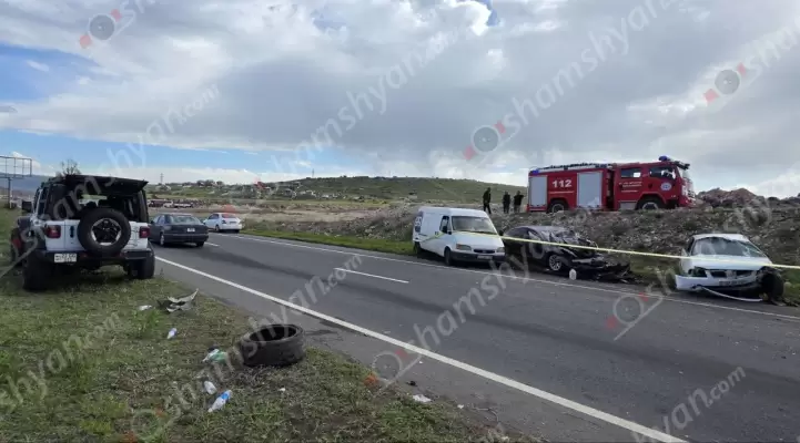 Պարզվել է երեկ Կոտայքի մարզում «Tesla»-ի, «Jeep»-ի, «Nissan»-ի և 2 «Ford Transit»-ների մասնակցությամբ վթարից հիվանդանոց տեղափոխված վիրավորների, որոնց թիվը 7 է, և վարորդների ինքնությունը․ վիրավորներից մեկի թևն ամպուտացվել էր. ՖՈՏՈՌԵՊՈՐՏԱԺ, ՏԵՍԱՆՅՈւԹ