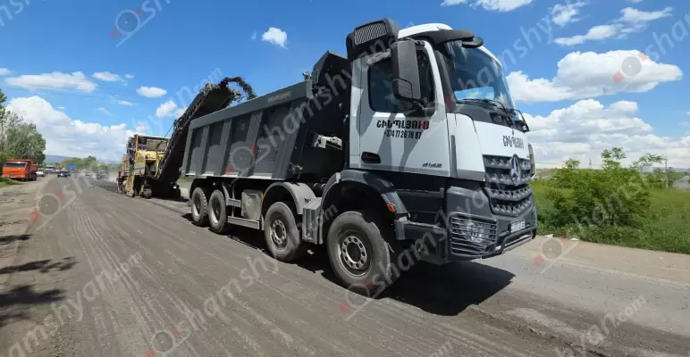 Վարորդների համար պատուհաս դարձած՝ Արմավիրի մարզից դեպի Արագածոտնի մարզ տանող Շահումյան գյուղի մի քանի կմ ճանապարհը սկսել են հիմնանորոգել. ճանապարհաշինարարներին են անակնկալ այցելել ՏԿԵ նախարարը, Արագածոտնի և Արմավիրի մարզպետները. ՖՈՏՈՌԵՊՈՐՏԱԺ, ՏԵՍԱՆՅՈւԹ