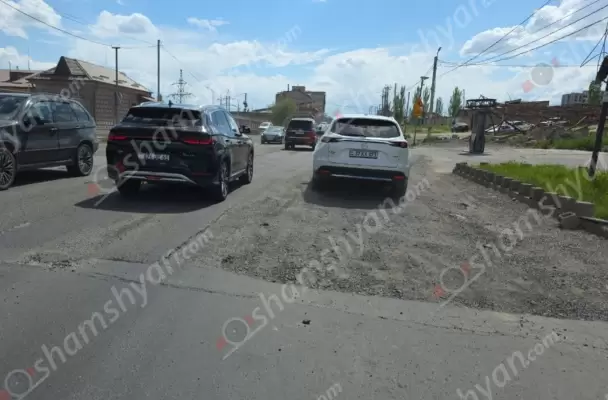 Դավթաշենից Զովունի տանող մոտ 400 մետր ճանապարհին առաջացած՝ այդ թվում «մարդաբոյ» փոսերի պատճառով շտապօգնությունը բուժառուին է հասնում 1 ժամ ուշացումով, իսկ վարորդներն էլ ամենավերջին խոսքերն են ուղղում պատասխանատուների հասցեներին. ՖՈՏՈՌԵՊՈՐՏԱԺ, ՏԵՍԱՆՅՈւԹ