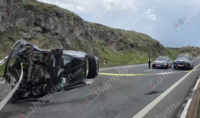 Խոշոր ավտովթար՝ Կոտայքի մարզում. «Mercedes»-ը բախվել է ապառաժ քարին ու հողաթմբին և հայտնվել ճանապարհի մեջտեղում. կա վիրավոր. ավտոմեքենան վերածվել է մետաղե ջարդոնի. ՖՈՏՈՌԵՊՈՐՏԱԺ, ՏԵՍԱՆՅՈւԹ