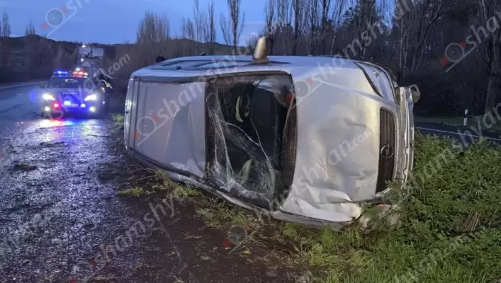 Տեղացած կարկուտի հետևանքով խոշոր ավտովթար է տեղի ունեցել Կոտայքի մարզում․«Opel Zafira»-ն բախվել բաժանարար գոտու ծառերին, ապա երկաթե արգելապատնեշներին և կողաշրջվել․ ՖՈՏՈՌԵՊՈՐՏԱԺ, ՏԵՍԱՆՅՈՒԹ