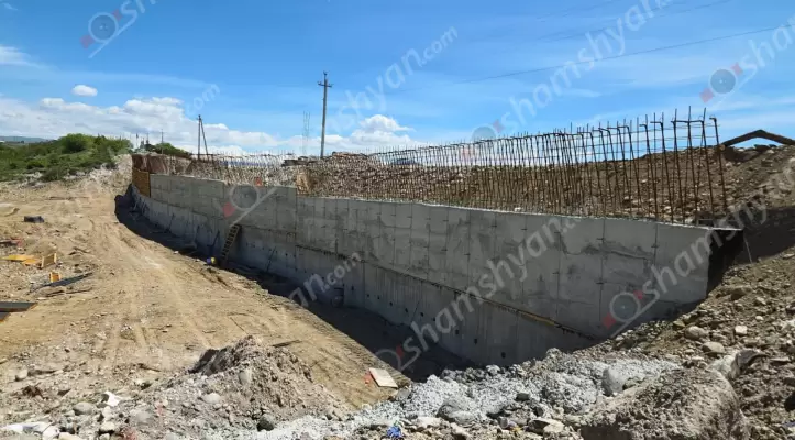 Երևանի քաղաքապետարանի ֆինանսավորմամբ ավարտին է մոտենում Նուբարաշենում սողանքային ճանապարհի բետոնե հենապատի կառուցման և հիմնանորգման աշխատանքները․ այն դադարեցվել էր անբարենպաստ եղանակի պատճառով․ ՖՈՏՈՌԵՊՈՐՏԱԺ, ՏԵՍԱՆՅՈՒԹԵՐ