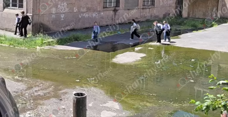 Համաճարակի վտանգ՝ Երևանի թիվ 179 հիմնական դպրոցի բակում. քանի տարի է 400-ից ավելի երեխաներ դասապրոցեսի են ժամանում՝ հաղթահարելով կեղտաջրերն ու գարշահոտը. պատասխանատուներն «ուղտի ականջում քնած են». ՖՈՏՈՌԵՊՈՐՏԱԺ, ՏԵՍԱՆՅՈւԹ