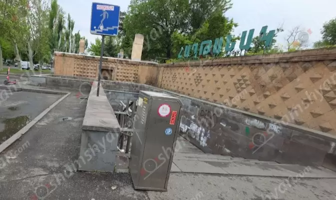 Գարշահոտ ու հակասանիտարական վիճակ՝ «Հաղթանակ» զբոսայգու ստորգետնյա անցումում. կոտրել են անվասայլակով անխոչընդոտ տեղաշարժման կարիք ունեցող անձանց համար տեղադրված վերելակը, իսկ պատերին էլ ինչ ասես գրել են, այդ թվում՝ «Ավինյան ս...». ՖՈՏՈՌԵՊՈՐՏԱԺ, ՏԵՍԱՆՅՈւԹ