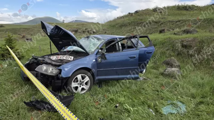 Ավտովթար՝ Կոտայքի մարզում. Ծաղկաձորի ճանապարհին «Audi A3»-ը տապալել է երկաթե էլեկտրասյունը և մի քանի պտույտ շրջվել. վարորդն ու 2 ուղևորները, որոնք տեղափոխվել են հիվանդանոց, փրկվել են առաջին հերթին ամրագոտու շնորհիվ. ՖՈՏՈՌԵՊՈՐՏԱԺ, ՏԵՍԱՆՅՈւԹ