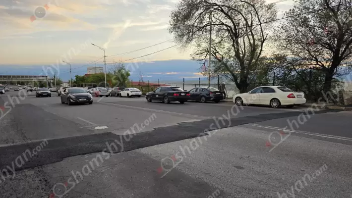 Երևանի քաղաքապետ Տիգրան Ավինյանի հանձնարարականով, Քանաքեռ-Զեյթունի թաղապետ Արտակ Հովակիմյանի գլխավորությամբ վարորդների կողմից Թբիլիսյան խճուղում մահաբեր անունն ստացած մի քանի մետրանոց «մարդաբոյ» փոսն ամբողջությամբ ասֆալտապատվեց. ՖՈՏՈՌԵՊՈՐՏԱԺ, ՏԵՍԱՆՅՈւԹԵՐ