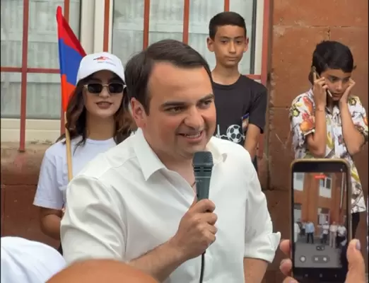 Երբ չի մնում ելք ու ճար, Խենթերն են գտնում հնար...Նարեկ Կարապետյանը երգեց Սարդարապատում