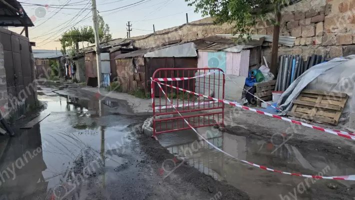 Արտակարգ իրավիճակ Երևանում․ 4 օր է Շենգավիթ վարչական շրջանում խմելու ջրի խողովակը վնասվել է․ջուրը լցվում է բնակիչների տներ ու բակեր․ «Վեոլիա ջուր»-ից պատասխանում են՝ մենք անելիք չունենք, իսկ թաղապետը զբաղված է սրտիկներ հավաքելով․ ՖՈՏՈՌԵՊՈՐՏԱԺ, ՏԵՍԱՆՅՈՒԹ