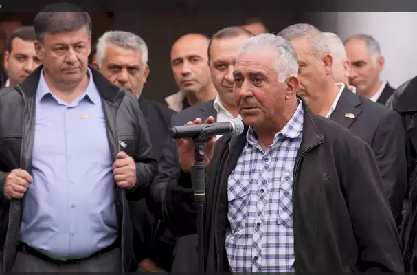 Մեծարգո՛ պարոն վարչապետ, ես հարց չունեմ, բայց 2 բարեմաղթանք եմ ուզում տալ․ քաղաքացին՝ Սամվել Կարապետյանին