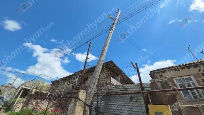 Հրազդան քաղաքի Կոճոռի 300-ից ավելի բնակիչներ խնդրանքով դիմում են «ՀԷՑ»-ի ժամանակավոր կառավարիչ Ռոմանոս Պետրոսյանին․ «30 տարի է սպասում ենք, որպեսզի մեզ փրկեն մահաբեր, ամեն պահի տապալվող փայտե էլեկտրասյուներից»․ ՖՈՏՈՌԵՊՈՐՏԱԺ, ՏԵՍԱՆՅՈՒԹ