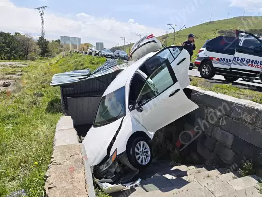Ավտովթար՝ Սևանի թերակղզու խաչմերուկում․ «Toyota Camry»-ն դուրս է եկել երթևեկելի գոտուց և հայտնվել ստորգետնյա հետիոտնային անցման աստիճանների վրա՝ բախվելով բետոնե հենապատին․ կան վիրավորներ․ ՖՈՏՈՌԵՊՈՐՏԱԺ, ՏԵՍԱՆՅՈւԹ