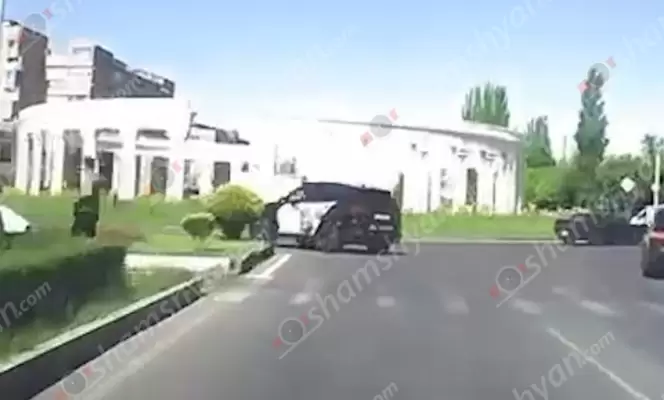 ԲԱՑԱՌԻԿ ՏԵՍԱՆՅՈՒԹ․ Երևանում «Թու Թու Թու լավա»-ին պատկանող «BMW X5» մակնիշի ավտոմեքենայով հերթական կոպիտ ճանապարհատրանսպորտային խախտումն է տեղի ունեցել․ ՖՈՏՈՌԵՊՈՐՏԱԺ
