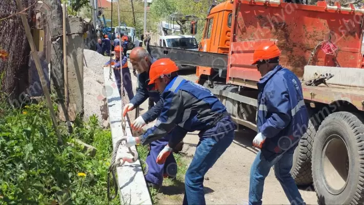Հրազդանի բնակիչներն ասում են. «Շնորհակալ ենք ՀԷՑ-ի ժամանակավոր կառավարիչ Ռոմանոս Պետրոսյանին, ով մեզ փրկեց 30 տարուց ավելի փտած ու մահաբեր փայտե էլեկտրասյուներից». ՖՈՏՈՌԵՊՈՐՏԱԺ, ՏԵՍԱՆՅՈւԹԵՐ