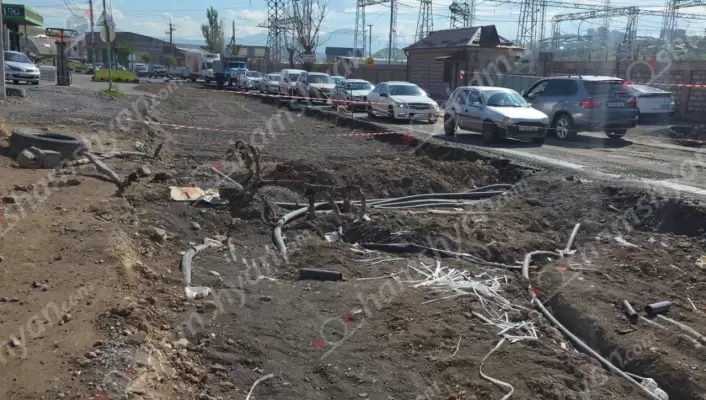 Երևանից Զովունի ճանապարհն անցնելիս պիտի սրտի կաթիլներ ունենաս. նախկինում րոպեներ, հիմա ժամեր է պահանջվում անգամ շտապօգնությունից, հրշեջներից․ ճանապարհը հիմնանորոգողները իրենց անգործությունը գցում են ՀԷՑ-ի, Գազպրոմի ու Վեոլիա ջրի վրա.ՖՈՏՈՌԵՊՈՐՏԱԺ,ՏԵՍԱՆՅՈւԹ