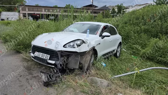 Խոշոր ավտովթար՝ Երևանում․ «Porsche Macan»-ը Դավթաշենում կոտրել է ցուցանակը, տապալել երկաթե էլեկտրասյունը ու հայտնվել կանաչ գոտում․ կա վիրավոր. ՖՈՏՈՌԵՊՈՐՏԱԺ, ՏԵՍԱՆՅՈւԹ