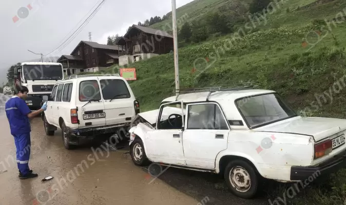 Ողբերգական դեպք՝ Կոտայքի մարզում. «ՎԱԶ-2107»-ը Ծաղկաձորում ճոպանուղու ճանապարհին բախվել է կայանված «Toyota Land Cruiser»-ին. բժիշկներն արձանագրել են «07»-ի վարորդի մահը. ՖՈՏՈՌԵՊՈՐՏԱԺ, ՏԵՍԱՆՅՈւԹ