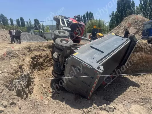 Արտակարգ դեպք՝ Կոտայքի մարզում. Ձորաղբյուրում հայտնի «Նորավան» ամառանոցային համալիրում «Sitrack» մակնիշի բեռնատարը հողային աշխատանքներ կատարելիս կողաշրջվել է. կան վիրավորներ. ՖՈՏՈՌԵՊՈՐՏԱԺ, ՏԵՍԱՆՅՈւԹ