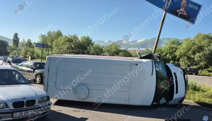 Ավտովթար՝ Լոռու մարզում. Վանաձորում բախվել են «Opel»-ը և «Ford Transit»-ը. վերջինը կողաշրջվել է. ՖՈՏՈՌԵՊՈՐՏԱԺ, ՏԵՍԱՆՅՈւԹ