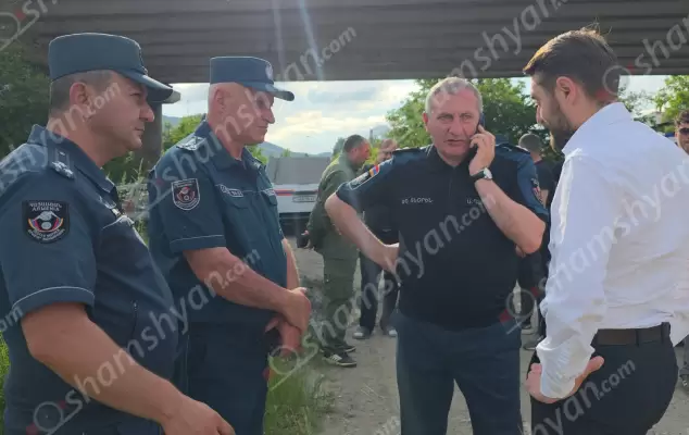 Վանաձորում 7 և 13-ամյա քույրերի ենթադրյալ ողբերգական վայր ժամանեցին ՆԳ նախարարի տեղակալ, ՓԾ տնօրեն Արամ Ղազարյանն ու Լոռու մարզպետ Արեն Մկրտչյանը․ նրանք քաղաքացիներին տեղեկացրեցին, որ «մահաբեր» երկաթե խողովակը հեռացվելու է. ՖՈՏՈՌԵՊՈՐՏԱԺ, ՏԵՍԱՆՅՈւԹԵՐ