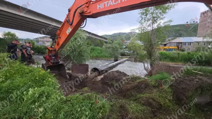 Փամբակ գետի վրայից ապամոնտաժվում է «մահաբեր» անունն ստացած երկաթե խողովակե կամուրջը, որը 7 և 13-ամյա քույրերի ողբերգության պատճառ էր դարձել. ՖՈՏՈՌԵՊՈՐՏԱԺ, ՏԵՍԱՆՅՈՒԹԵՐ