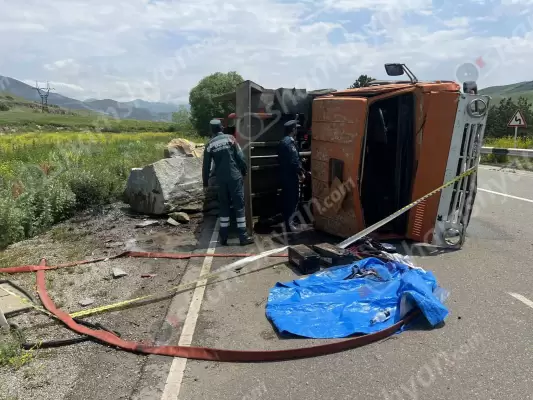Ավտովթար՝ Լոռու մարզում. Վանաձոր-Սպիտակ ավտոճանապարհին քարով բարձված «Կամազը» կողաշրջվել է. օպերատիվ են գործել փրկարարներն ու պարեկները. ՖՈՏՈՌԵՊՈՐՏԱԺ, ՏԵՍԱՆՅՈւԹ