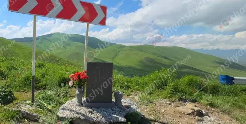 Սպիտակի ոլորաններում ավտովթարից մահացած զինվորի հիշատակին տեղադրված հուշաքարը, որը ստահակը կամ ստահակները վանդալիզմի էին ենթարկել, վերականգնվել է զինվորի հարազատների ու ընկերների կողմից․ ՖՈՏՈՌԵՊՈՐՏԱԺ, ՏԵՍԱՆՅՈՒԹԵՐ