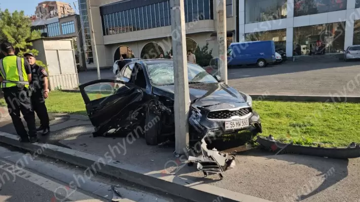 Ավտովթար՝ Երևանում․ Բաբաջանյան փողոցում բախվել են «Mazda»-ն և «Kia Forte»-ն․  վերջինը բախվել է երկաթե էլեկտրասյանը և հայտնվել կանաչ խոտածածկույթի վրա․ կան վիրավորներ․ ՖՈՏՈՌԵՊՈՐՏԱԺ, ՏԵՍԱՆՅՈՒԹ