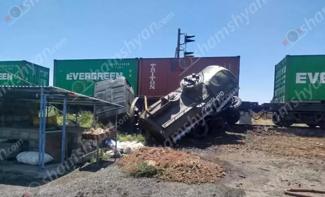 Արտակարգ դեպք՝ Արմավիրի մարզում․ Դալարիկ գյուղում բախվել են բեռնատար գնացքն ու դիզվառելիք տեղափոխող «ԿամԱԶ»-ը․ վերջինը կոտրել է բետոնե սյունն ու կողաշրջվել․ կա վիրավոր․ ՖՈՏՈՌԵՊՈՐՏԱԺ, ՏԵՍԱՆՅՈւԹ