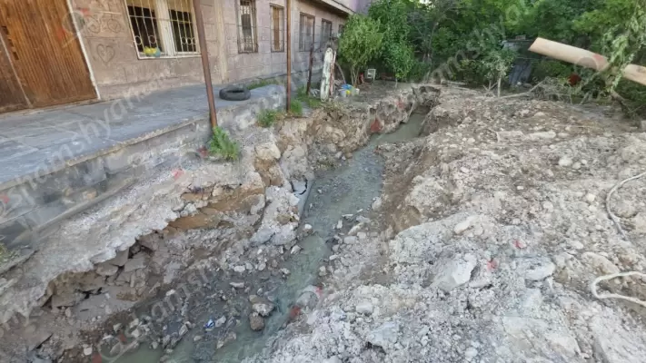Գարշահոտ ու հակասանիտարական վիճակ՝ Բյուրեղավանում. կեղտաջուրը 20 օր է ողողել է 2000-ից ավելի բնակչություն ունեցող թաղամասը, իսկ քաղաքապետը և «Վեոլիա ջուրը» ջայլամի կեցվածք են ընդունել. բնակիչները սպառնում են դիմել կտրուկ միջոցների. ՖՈՏՈՌԵՊՈՐՏԱԺ, ՏԵՍԱՆՅՈւԹ