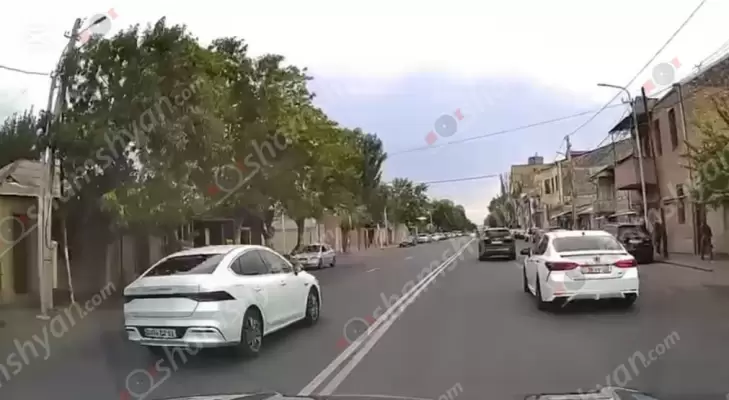 ԲԱՑԱՌԻԿ ՏԵՍԱՆՅՈւԹ. Երևանում «BYD»-ի վարորդն արհամարհում է երթևեկության կանոնների պահպանումն ու երթևեկում է հանդիպակաց՝ վթարային իրավիճակ ստեղծելով մյուս վարորդների համար. ՖՈՏՈՌԵՊՈՐՏԱԺ