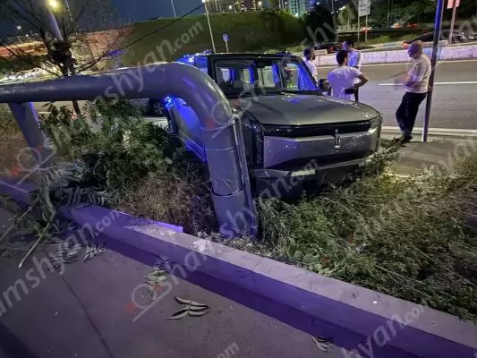 Ավտովթար՝ Երևանում․ 27-ամյա վարորդը «Aicar» մակնիշի ավտոմեքենայով «Մեդլայն» բժշկական կենտրոնի դիմաց բախվել է երկաթե խողովակին և հայտնվել կանաչ գազոնում․ կա վիրավոր․ ՖՈՏՈՌԵՊՈՐՏԱԺ, ՏԵՍԱՆՅՈՒԹ