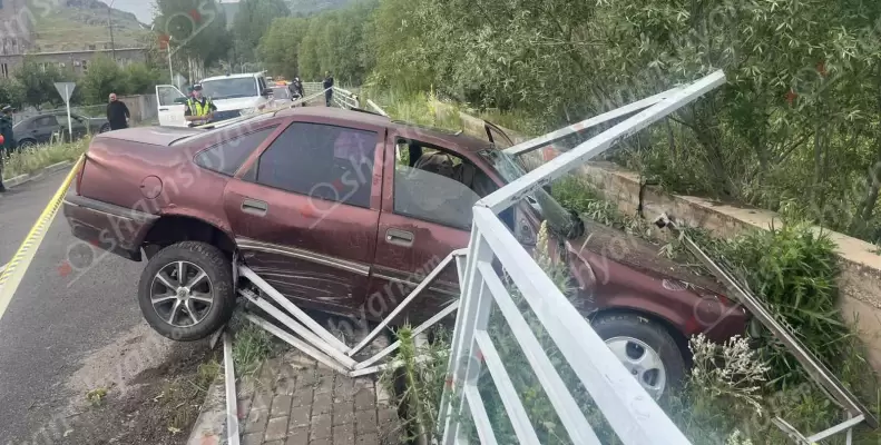 Ողբերգական ավտովթար՝ Սյունիքի մարզում․ Շաղատ գյուղում «Opel»-ը մխրճվել է կամրջի երկաթե արգելապատնեշների մեջ․ վարորդը տեղում մահացել է. ՖՈՏՈՌԵՊՈՐՏԱԺ, ՏԵՍԱՆՅՈՒԹ