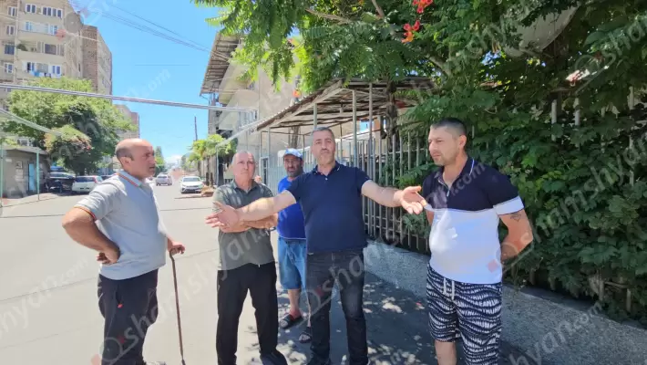 Գարշահոտություն ու անտարբերություն՝ Երևանում. Ռոմանոս Մելիքյան փողոցի սեփական տների բնակիչները հոգնել են «Վեոլիա ջրի» դատարկ խոստումներից․ ամեն անձրևից հետո կեղտաջրերը ողողում են փողոցն ու տների բակերը․ ՖՈՏՈՌԵՊՈՐՏԱԺ, ՏԵՍԱՆՅՈւԹ