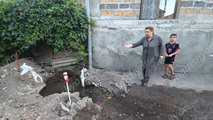 Մեկ շաբաթից ավելի է Ավանում խմելու ջուրն աննպատակ կորում է, իսկ թաղապետարանն ու «Վեոլիա Ջուր»-ը առաջնորդվում են «էշ մի սատկի գարուն, կգա՝ յոնջեն կբուսնի» սկզբունքով․ զայրացած բնակիչները դիմում են Տիգրան Ավինյանին․ ՖՈՏՈՌԵՊՈՐՏԱԺ, ՏԵՍԱՆՅՈՒԹ