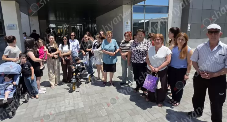 Լարված իրավիճակ՝ Աբովյանում. հարյուրավոր ծնողներ, որոնց երեխաները ԿԳՄՍՆ-ի պատճառով չեն կարողանալու հաճախել 1-ին դասարան, պատրաստվում են բողոքի ակցիա իրականացնել կառավարության դիմաց՝ սպառնալով նաև նստացույցով. ՖՈՏՈՌԵՊՈՐՏԱԺ, ՏԵՍԱՆՅՈւԹ