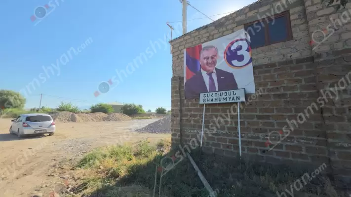 Արմավիրից դեպի Արագածոտնի մարզ տանող մի քանի կմ ճանապարհը վարորդներն անցնում են փոշի կուլ տալով ու քաղցր խոսքեր հնչեցնելով պատասխանատուների հասցեին՝ ասելով. «Վերջը դիմելու ենք «Ուժեղ Հայաստան»-ի առաջնորդ Սամվել Կարապետյանին». ՖՈՏՈՌԵՊՈՐՏԱԺ, ՏԵՍԱՆՅՈւԹԵՐ