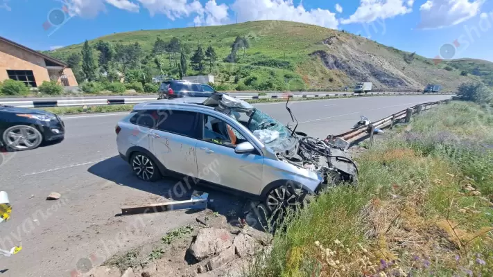 Ավտովթար՝ Կոտայքի մարզում. «Lada»-ն բախվել է երկաթե արգելապատնեշին. կան վիրավորներ. պատճառը «կապոտ»-ի բացվելն է եղել. ՖՈՏՈՌԵՊՈՐՏԱԺ, ՏԵՍԱՆՅՈւԹ