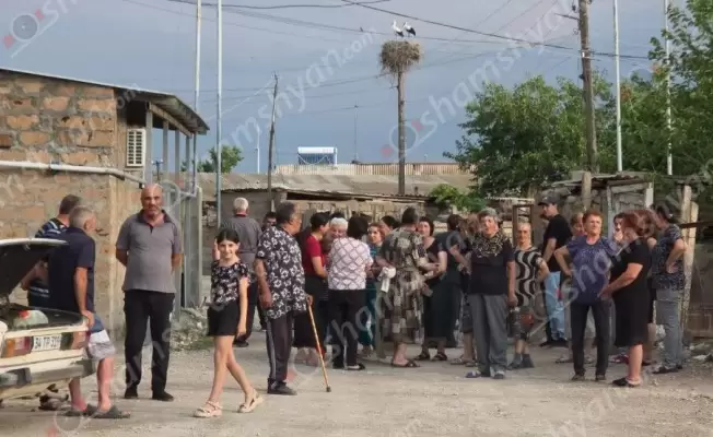 Լարված իրավիճակ Վեդի խոշորացված համայնքում. Լուսառատում 350-ից ավելի բնակիչներ ասում են, որ մարզպետը և Վեդիի քաղաքապետը վարչապետին խաբել են և ջրի խնդրի համար սպառնում են դիմել կտրուկ միջոցների. ՖՈՏՈՌԵՊՈՐՏԱԺ, ՏԵՍԱՆՅՈՒԹ