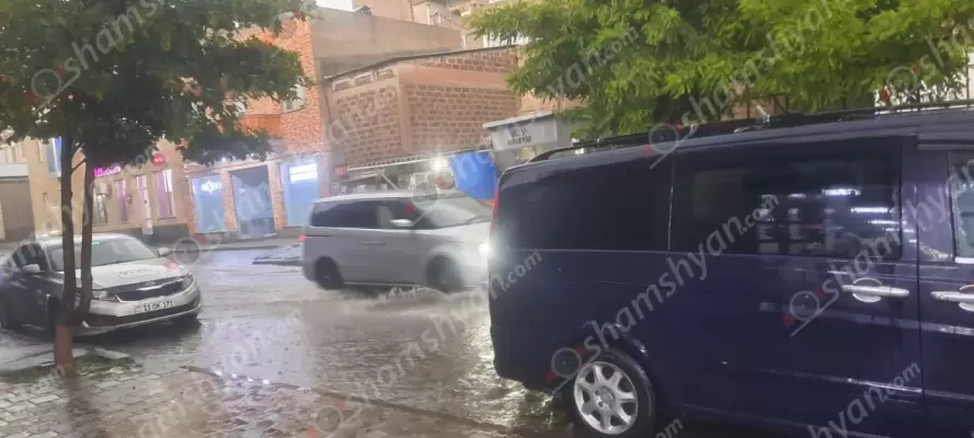 Չարենցավանում տեղացած հորդառատ անձրևն անհարմարություններ է ստեղծել վարորդների համար. անձրևաջրերը լցվում են բակեր ու շենքերի մուտքեր. պատճառը սելավատարերի չգործելն է. ՖՈՏՈՌԵՊՈՐՏԱԺ, ՏԵՍԱՆՅՈւԹ