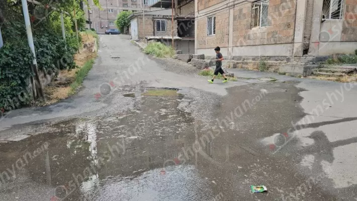 Գարշահոտ ու հակասանիտարական վիճակ՝ Երևանում․ երկու դիտահորերից դուրս թափվող կեղտաջրերը ողողել են ամբողջ փողոցը․ «Վեոլիա Ջուր»-ը հրաժարվում է «մատը մատին տալ»․ ՖՈՏՈՌԵՊՈՐՏԱԺ, ՏԵՍԱՆՅՈՒԹ